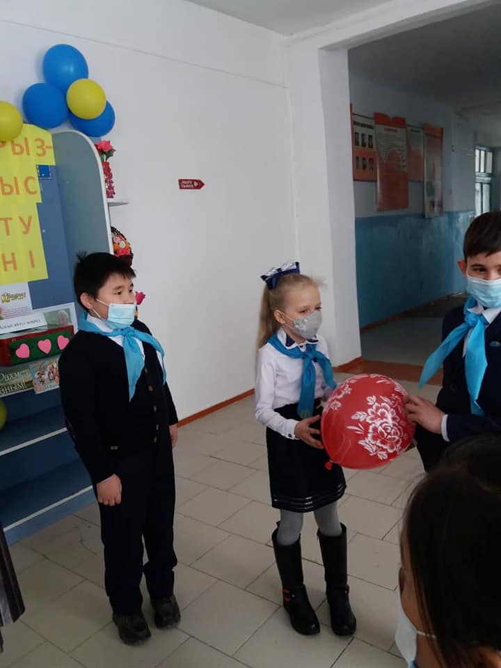 Жас Ұлан" бірыңғай балалар мен жасөспірімдер  ұйымы мүшелері мектеп фойесінде алғыс айтып жылы лебіз білдіру мақсатында  «Жүректен жүрекке» флешмобын